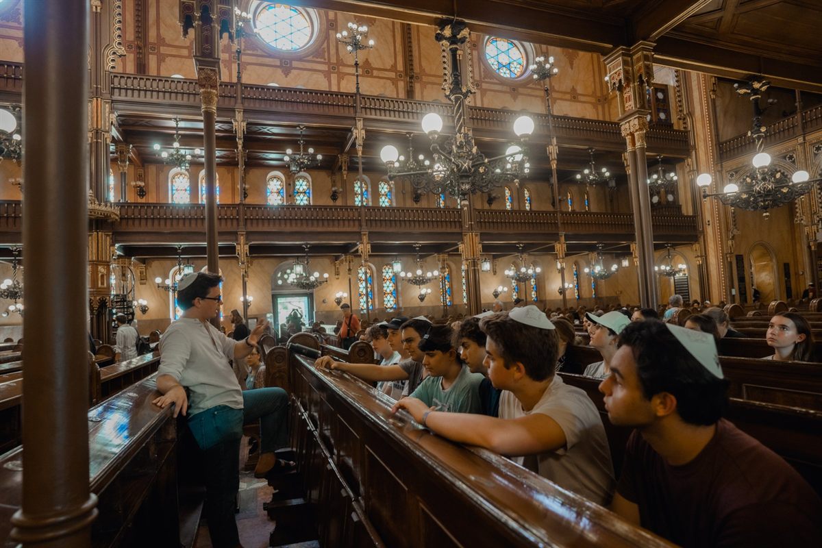Jewish teens on an immersive trip inside a historic synagogue